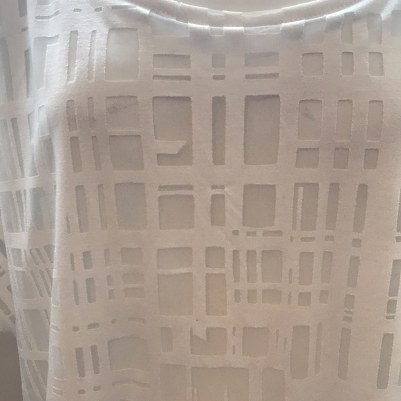 Beautiful abstract off-white top - Picture 2 of 3